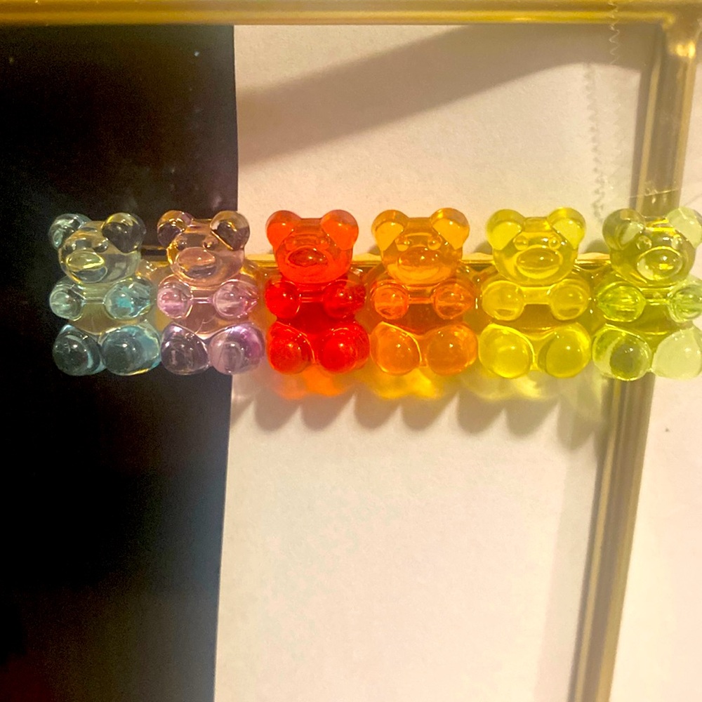 Gummy bear hair clip brand new six little gummy’s on the clip